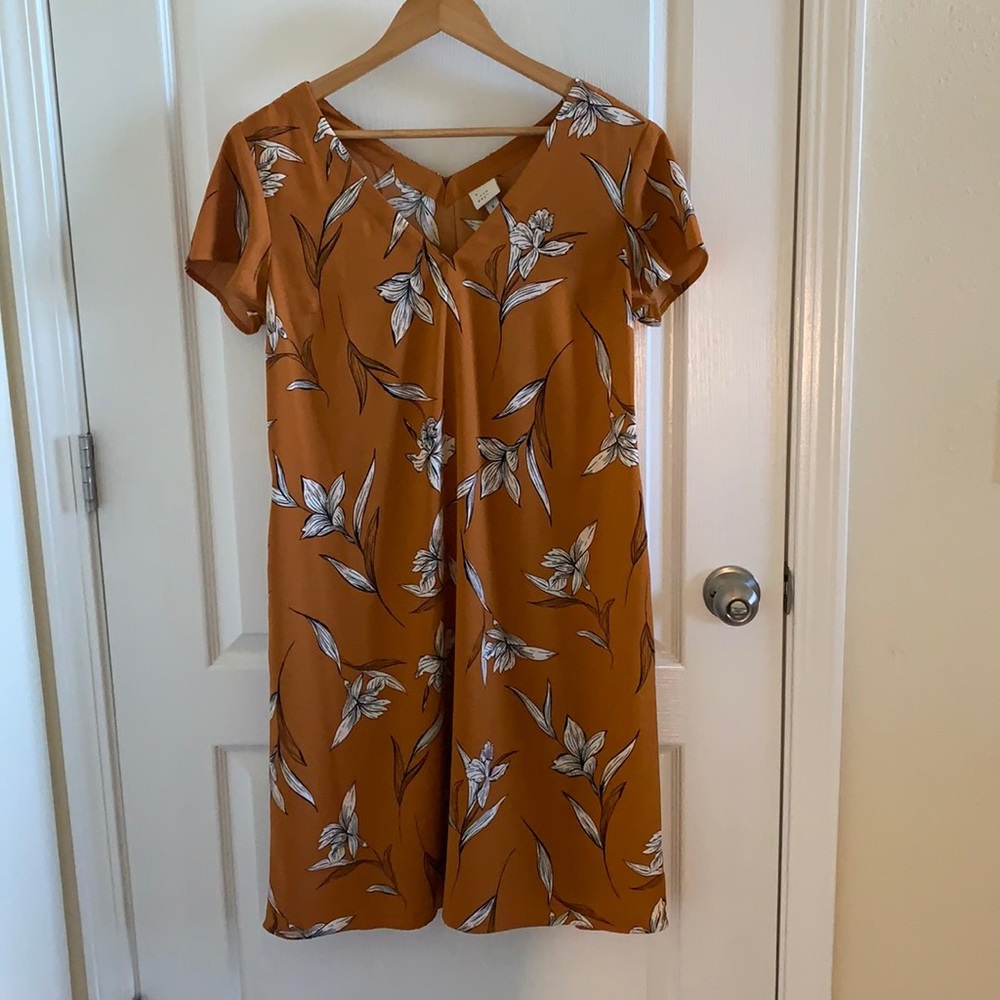 V-neck T shirt dress burnt orange with light floral pattern with pockets!! NWOT!